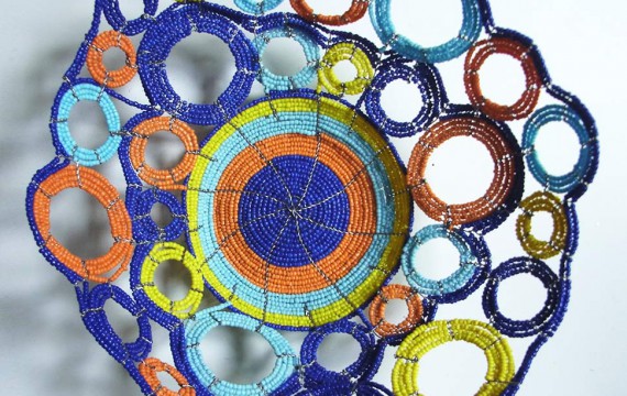 Perlenschale blau-gelb-weiss mit offenen Kreisen aus Glasperlen und Draht, Sicht von oben