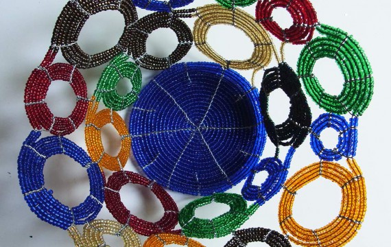 Perlenschale blau-bunt mit offenen Kreisen aus Glasperlen und Draht