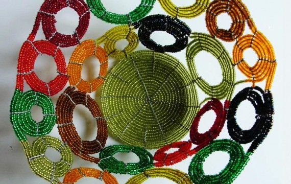 Perlenschale oliv-bunt mit offenen Kreisen aus Glasperlen und Draht, Sicht von oben