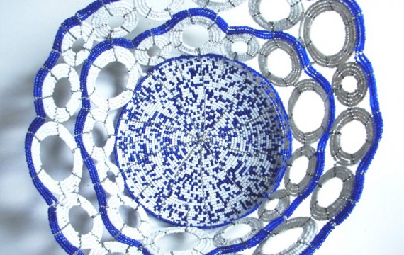 Perlenschale weiss-blau mit offenen Kreisen aus Glasperlen und Draht, Sicht von oben